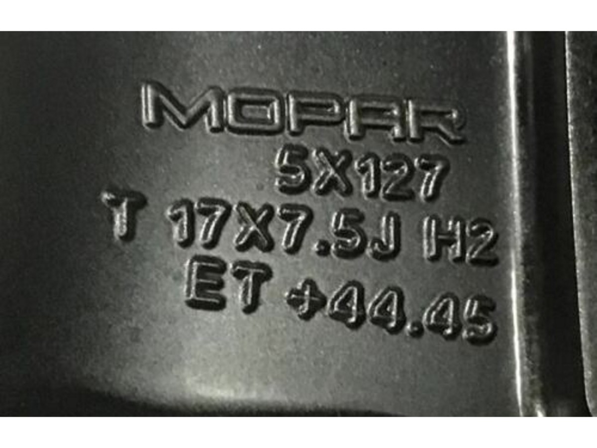 Robby 「再シュリンク❌ー純正品」 専用出品 Mopar Wheel 17