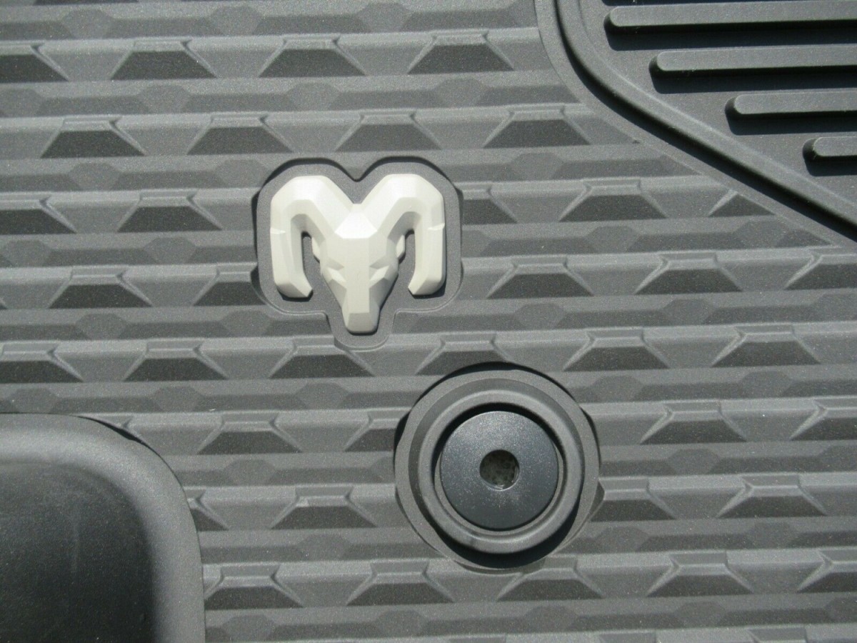 mjmam　S Mopar All-Weather Slush Mats Quad Cab Black W/ Silver Ram's Head